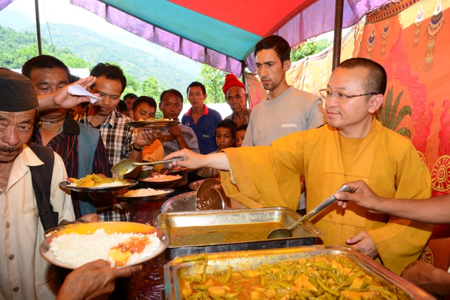Ngày thứ hai cứu trợ nạn nhân động đất tại Nepal: Ngôi làng có 700 người chết