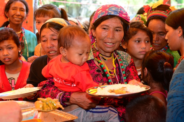 Ngày thứ hai cứu trợ nạn nhân động đất tại Nepal: Ngôi làng có 700 người chết