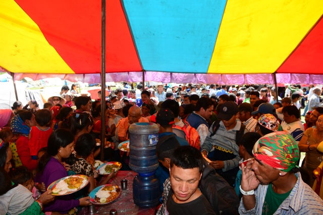 Ngày thứ hai cứu trợ nạn nhân động đất tại Nepal: Ngôi làng có 700 người chết