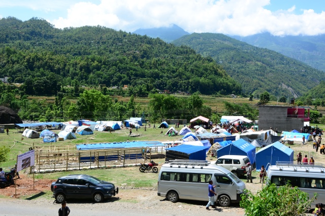 Ngày thứ hai cứu trợ nạn nhân động đất tại Nepal: Ngôi làng có 700 người chết