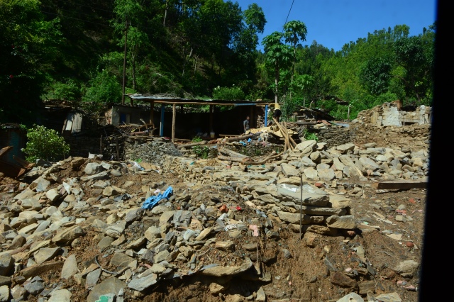 Ngày thứ hai cứu trợ nạn nhân động đất tại Nepal: Ngôi làng có 700 người chết