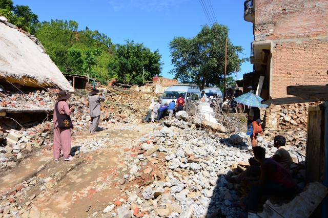 Khung cảnh hoang tàn 2 bên đường đi.