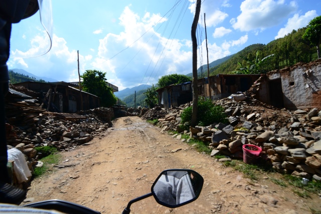 Ngày thứ hai cứu trợ nạn nhân động đất tại Nepal: Ngôi làng có 700 người chết