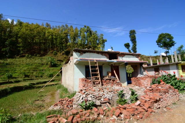 Ngày thứ hai cứu trợ nạn nhân động đất tại Nepal: Ngôi làng có 700 người chết