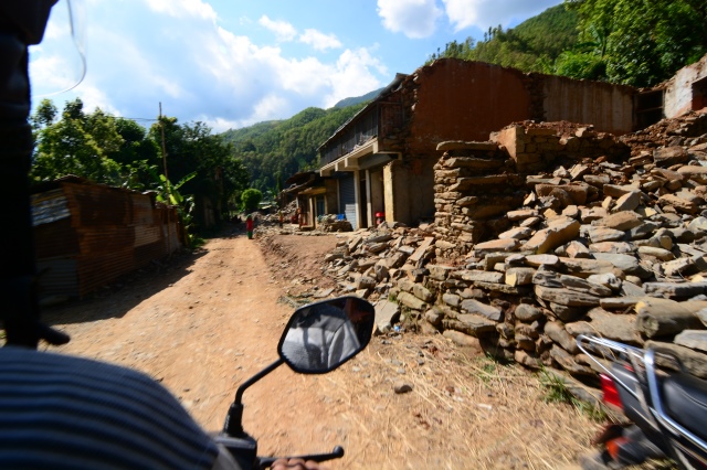 Ngày thứ hai cứu trợ nạn nhân động đất tại Nepal: Ngôi làng có 700 người chết