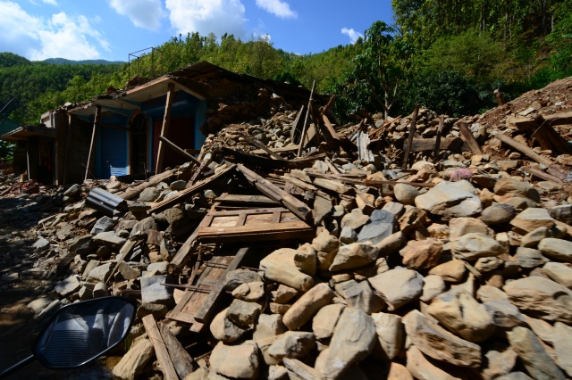 Ngày thứ hai cứu trợ nạn nhân động đất tại Nepal: Ngôi làng có 700 người chết