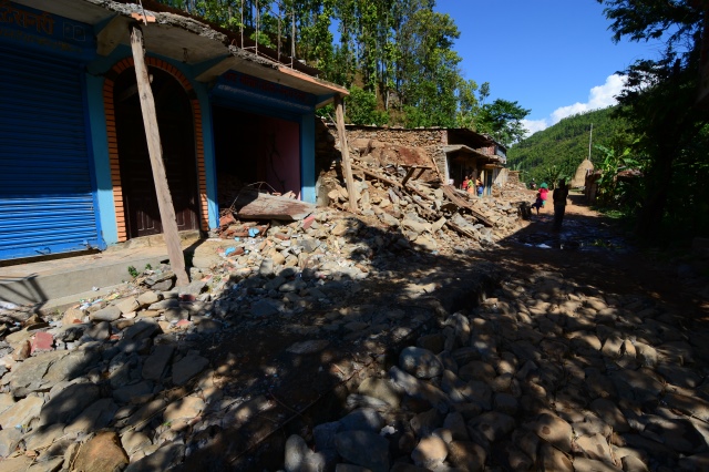Ngày thứ hai cứu trợ nạn nhân động đất tại Nepal: Ngôi làng có 700 người chết