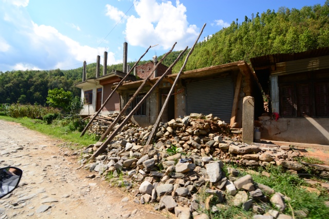 Ngày thứ hai cứu trợ nạn nhân động đất tại Nepal: Ngôi làng có 700 người chết