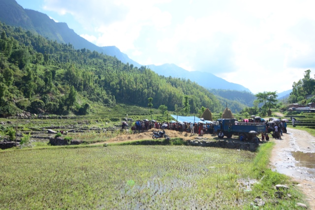 Ngày thứ hai cứu trợ nạn nhân động đất tại Nepal: Ngôi làng có 700 người chết