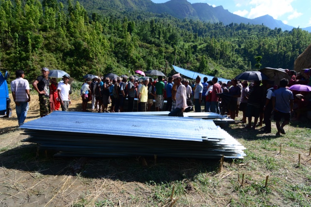 Ngày thứ hai cứu trợ nạn nhân động đất tại Nepal: Ngôi làng có 700 người chết