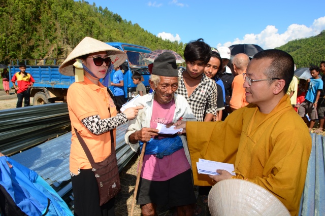 Ngày thứ hai cứu trợ nạn nhân động đất tại Nepal: Ngôi làng có 700 người chết