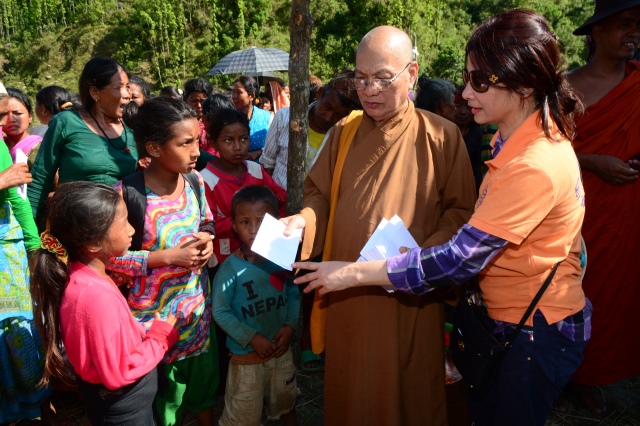 Ngày thứ hai cứu trợ nạn nhân động đất tại Nepal: Ngôi làng có 700 người chết