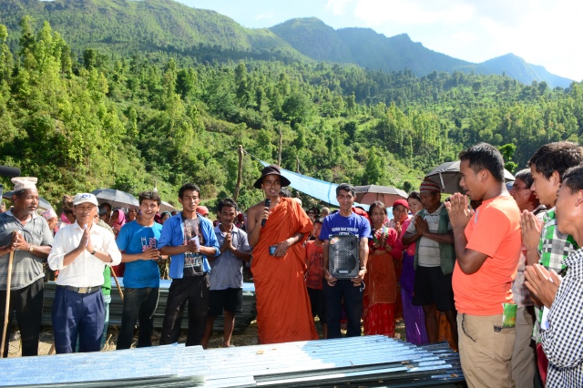 Ngày thứ hai cứu trợ nạn nhân động đất tại Nepal: Ngôi làng có 700 người chết