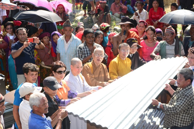 Ngày thứ hai cứu trợ nạn nhân động đất tại Nepal: Ngôi làng có 700 người chết