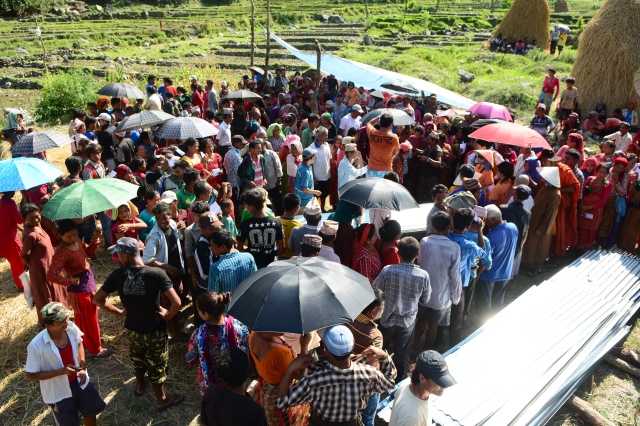 Ngày thứ hai cứu trợ nạn nhân động đất tại Nepal: Ngôi làng có 700 người chết