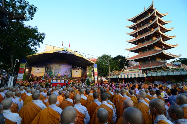 Hàng ngàn Tăng Ni và Phật tử tề tựu.