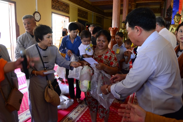 Quỹ Đạo Phật Ngày Nay: Chương trình từ thiện tại Campuchia tháng 04-2015