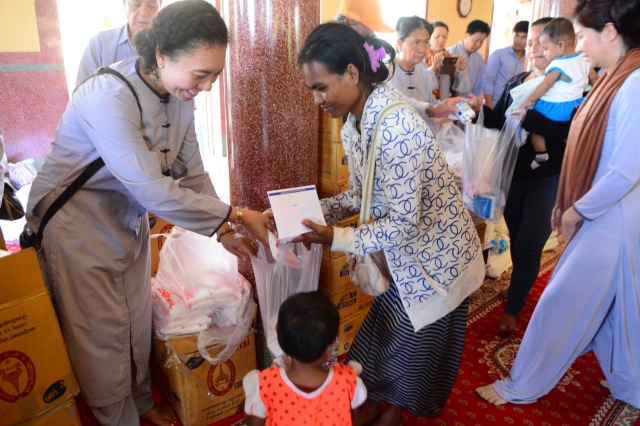 Quỹ Đạo Phật Ngày Nay: Chương trình từ thiện tại Campuchia tháng 04-2015