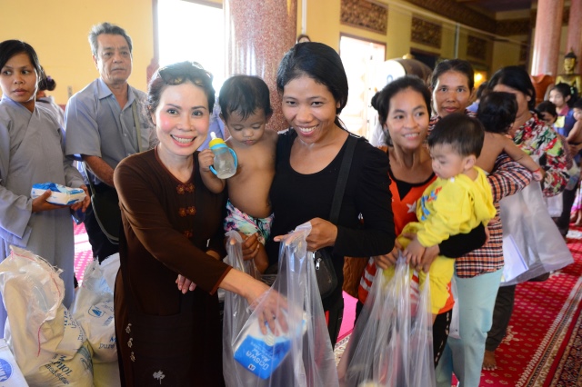 Quỹ Đạo Phật Ngày Nay: Chương trình từ thiện tại Campuchia tháng 04-2015