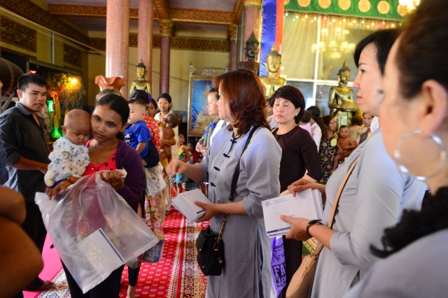 Quỹ Đạo Phật Ngày Nay: Chương trình từ thiện tại Campuchia tháng 04-2015