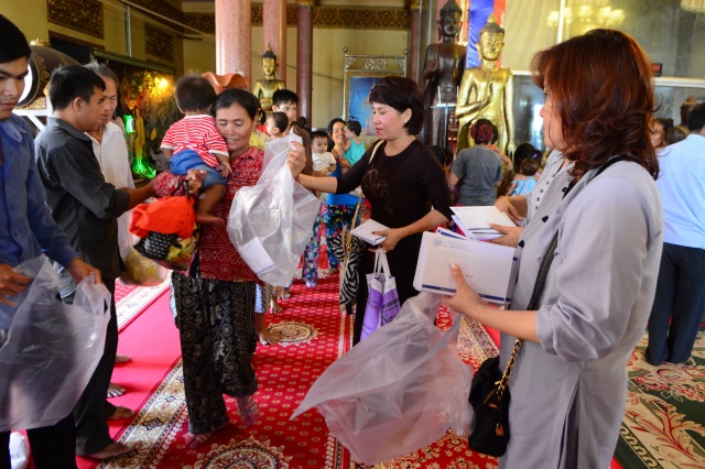 Quỹ Đạo Phật Ngày Nay: Chương trình từ thiện tại Campuchia tháng 04-2015
