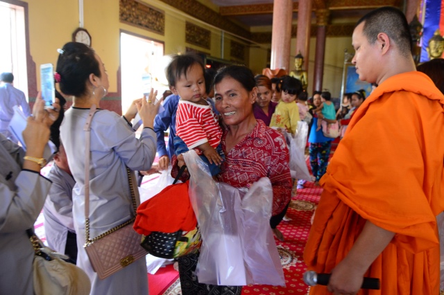 Quỹ Đạo Phật Ngày Nay: Chương trình từ thiện tại Campuchia tháng 04-2015