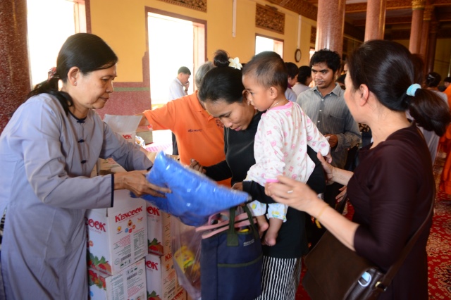 Quỹ Đạo Phật Ngày Nay: Chương trình từ thiện tại Campuchia tháng 04-2015