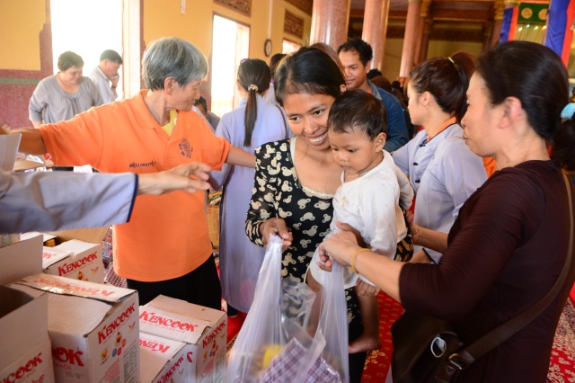Quỹ Đạo Phật Ngày Nay: Chương trình từ thiện tại Campuchia tháng 04-2015