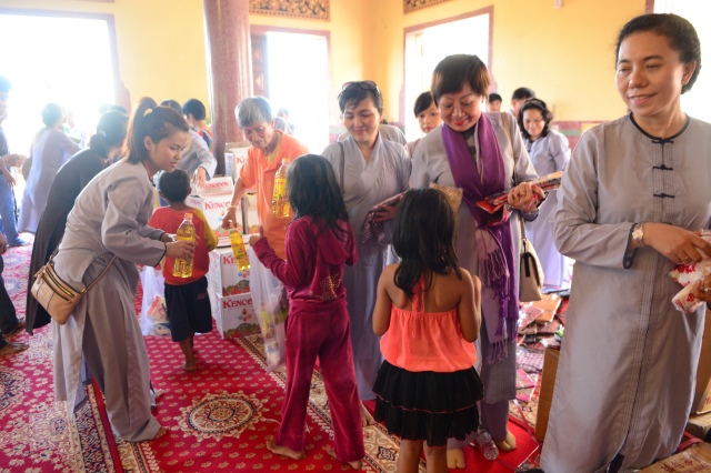 Quỹ Đạo Phật Ngày Nay: Chương trình từ thiện tại Campuchia tháng 04-2015
