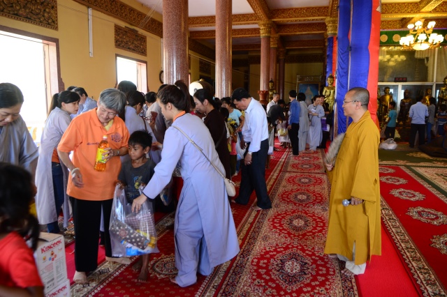 Quỹ Đạo Phật Ngày Nay: Chương trình từ thiện tại Campuchia tháng 04-2015