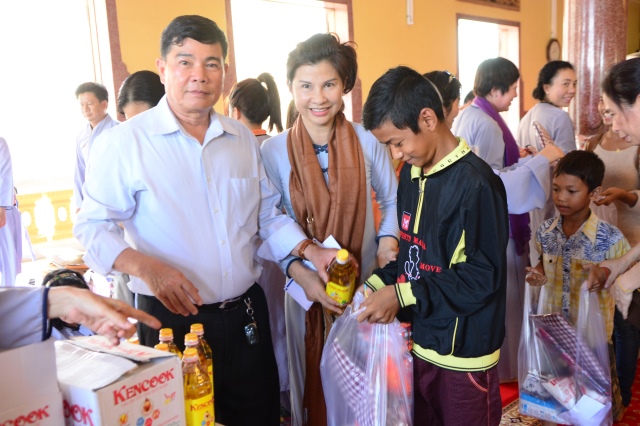 Quỹ Đạo Phật Ngày Nay: Chương trình từ thiện tại Campuchia tháng 04-2015