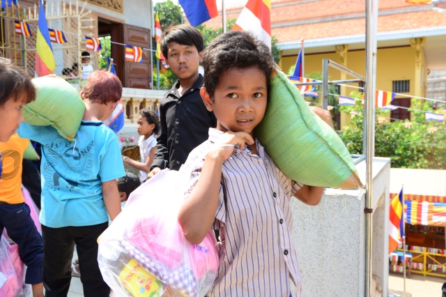 Quỹ Đạo Phật Ngày Nay: Chương trình từ thiện tại Campuchia tháng 04-2015