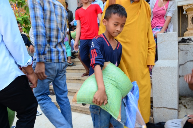 Quỹ Đạo Phật Ngày Nay: Chương trình từ thiện tại Campuchia tháng 04-2015
