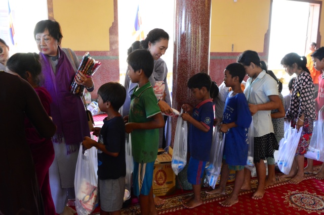 Quỹ Đạo Phật Ngày Nay: Chương trình từ thiện tại Campuchia tháng 04-2015