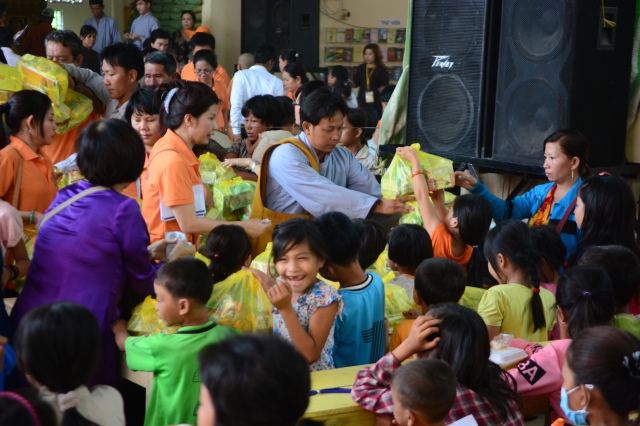 Quỹ Đạo Phật Ngày Nay: Chương trình từ thiện tại Campuchia tháng 04-2015