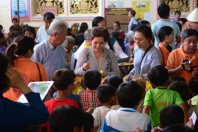 Quỹ Đạo Phật Ngày Nay: Chương trình từ thiện tại Campuchia tháng 04-2015