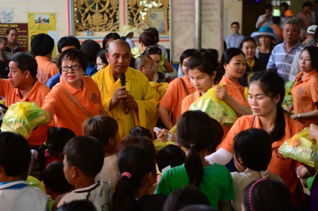 Quỹ Đạo Phật Ngày Nay: Chương trình từ thiện tại Campuchia tháng 04-2015