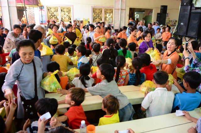 Quỹ Đạo Phật Ngày Nay: Chương trình từ thiện tại Campuchia tháng 04-2015