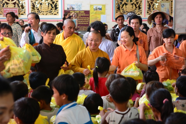 Quỹ Đạo Phật Ngày Nay: Chương trình từ thiện tại Campuchia tháng 04-2015