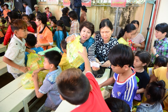 Quỹ Đạo Phật Ngày Nay: Chương trình từ thiện tại Campuchia tháng 04-2015
