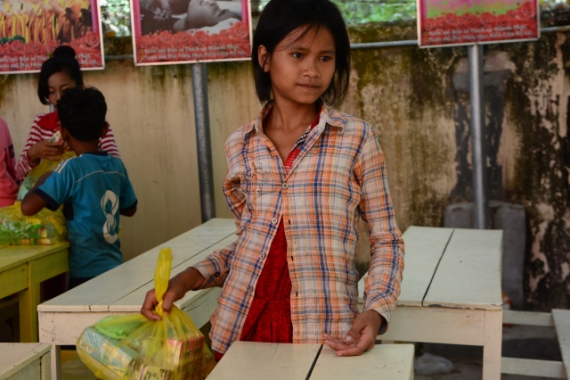 Quỹ Đạo Phật Ngày Nay: Chương trình từ thiện tại Campuchia tháng 04-2015