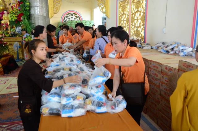 Quỹ Đạo Phật Ngày Nay: Chương trình từ thiện tại Campuchia tháng 04-2015