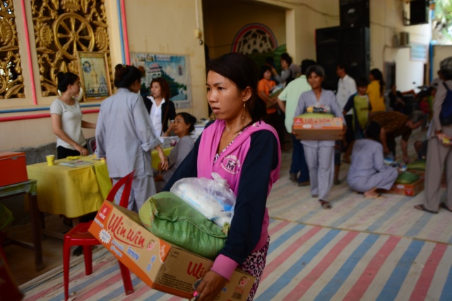 Quỹ Đạo Phật Ngày Nay: Chương trình từ thiện tại Campuchia tháng 04-2015