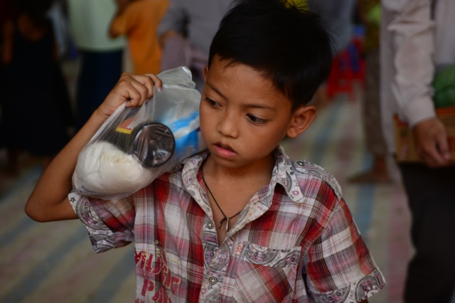 Quỹ Đạo Phật Ngày Nay: Chương trình từ thiện tại Campuchia tháng 04-2015