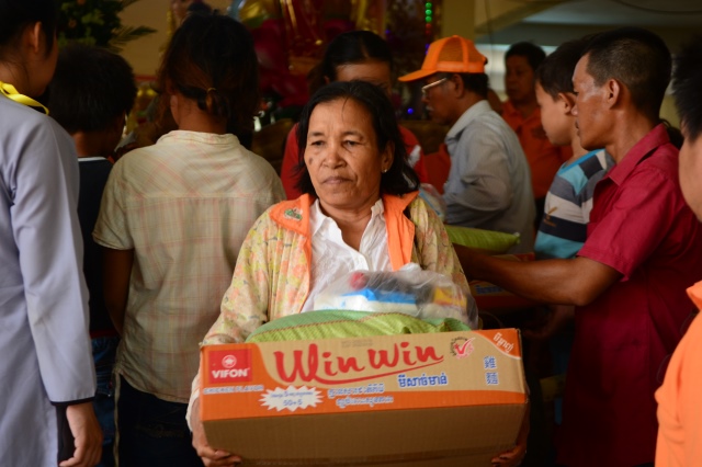 Quỹ Đạo Phật Ngày Nay: Chương trình từ thiện tại Campuchia tháng 04-2015