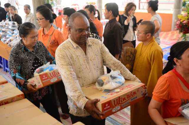 Quỹ Đạo Phật Ngày Nay: Chương trình từ thiện tại Campuchia tháng 04-2015