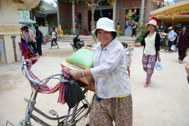 Quỹ Đạo Phật Ngày Nay: Chương trình từ thiện tại Campuchia tháng 04-2015