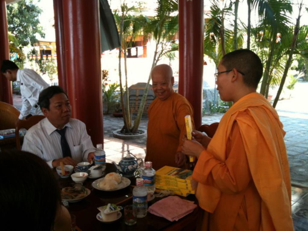 Lãnh đạo thành phố Nha Trang thăm, tặng quà các tự viện nhân Phật đản PL.2559