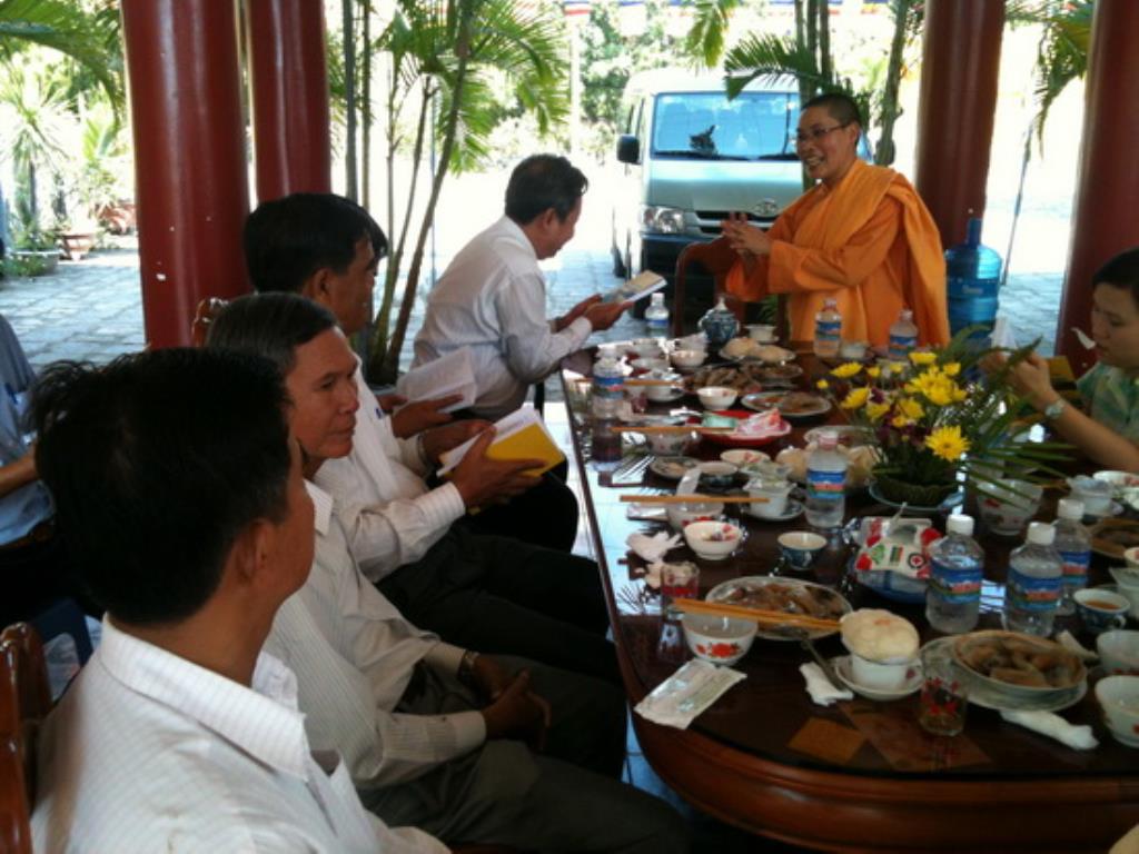 Lãnh đạo thành phố Nha Trang thăm, tặng quà các tự viện nhân Phật đản PL.2559