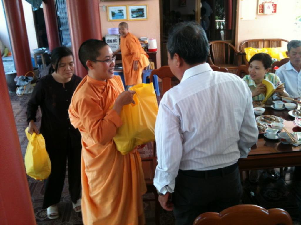 Lãnh đạo thành phố Nha Trang thăm, tặng quà các tự viện nhân Phật đản PL.2559